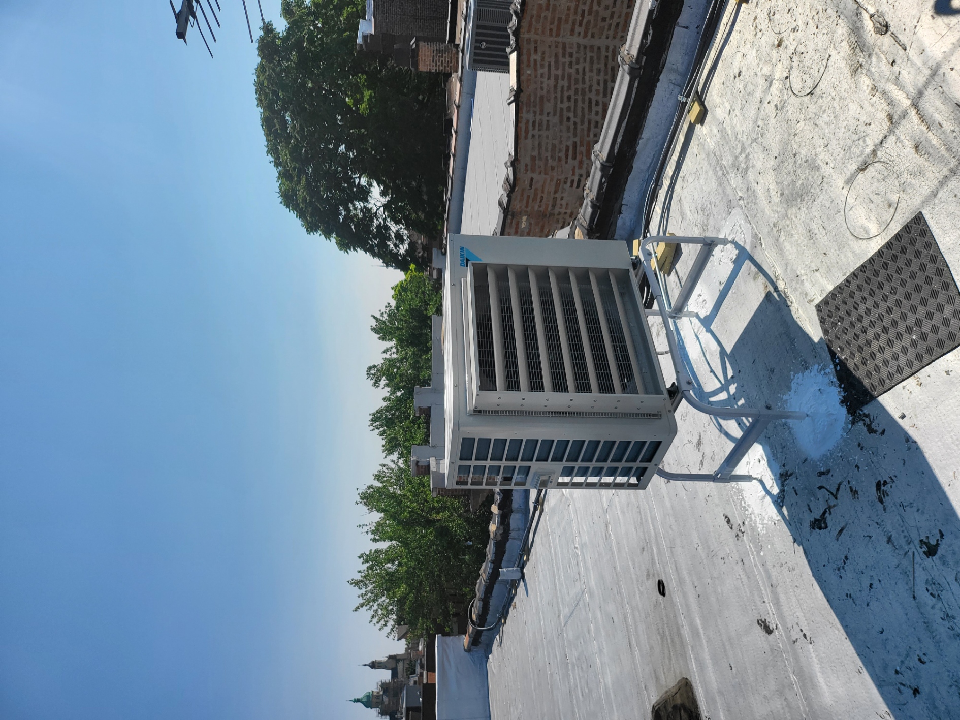 Multi-zone heat pump system with multiple indoor heads